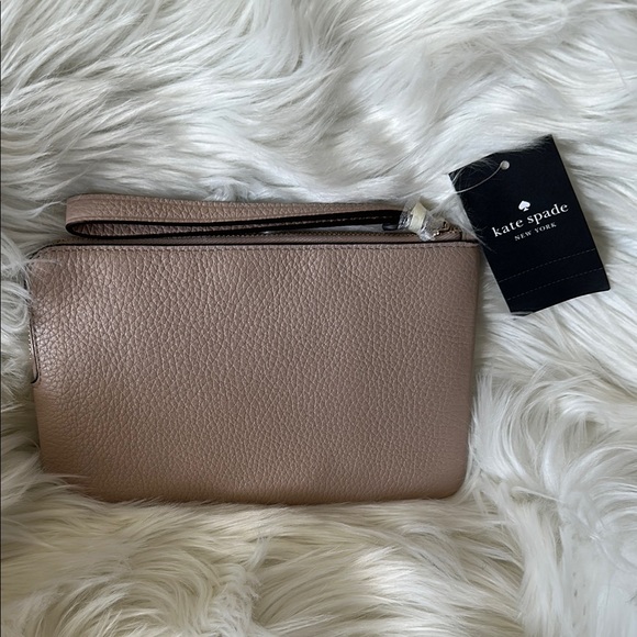 Kate Spade New York Leila Pebbled Leather Warm Beige Wristlet 8 x 5